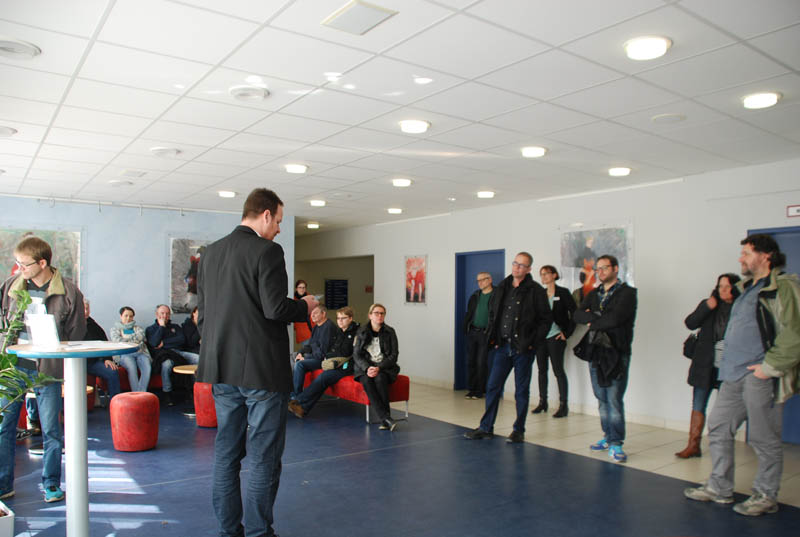 Peter Grieb, Leiter Qualifizierung, demonstriert den Besuchern im Foyer den blindheitsgemäßen Gebrauch von Apps Peter Grieb, Leiter Qualifizierung, demonstriert den Besuchern im Foyer den blindheitsgemäßen Gebrauch von Apps