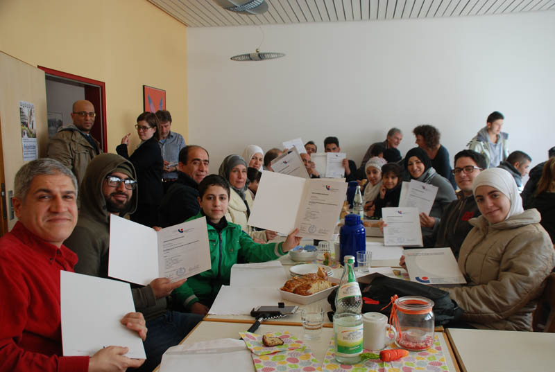 Die Kursteilnehmer freuen sich über ihre Teilnahmezertifikate, die sie während einer kleinen Abschlussfeier erhielten. Unter ihnen Doha (linke Seite Bildmitte) Die Kursteilnehmer freuen sich über ihre Teilnahmezertifikate, die sie während einer kleinen Abschlussfeier erhielten. Unter ihnen Doha (linke Seite Bildmitte)