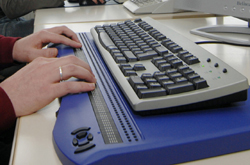 Foto eines Arbeitsplatzes mit Braillezeile