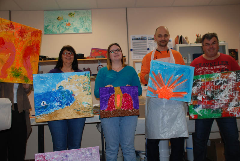 (v.l.): Sylvia Ketteler, Anne Becker, Ingo Schütze, Hans-Jürgen Kessel präsentieren stolz ihre selbst gemalten Bilder (v.l.): Sylvia Ketteler, Anne Becker, Ingo Schütze, Hans-Jürgen Kessel präsentieren stolz ihre selbst gemalten Bilder
