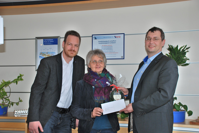 Barbara Mergenthaler eingerahmt von Peter Grieb, Abteilungsleiter Qualifizierung und Geschäftsführer Christoph Wutz Foto Barbara Mergenthaler eingerahmt von Peter Grieb, Abteilungsleiter Qualifizierung und Geschäftsführer Christoph Wutz