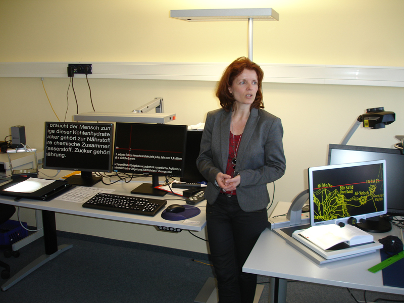 Alexandra Fleder, erklärt den interessierten Gäste die Arbeitsweise eines Assessment-Centers und stellt Hilfsmittel vor Alexandra Fleder, erklärt den interessierten Gäste die Arbeitsweise eines Assessment-Centers und stellt Hilfsmittel vor