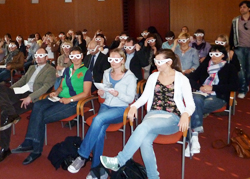 Teilnehmer eines Workshops bei der Selbsterfahrung mit Simulationsbrillen