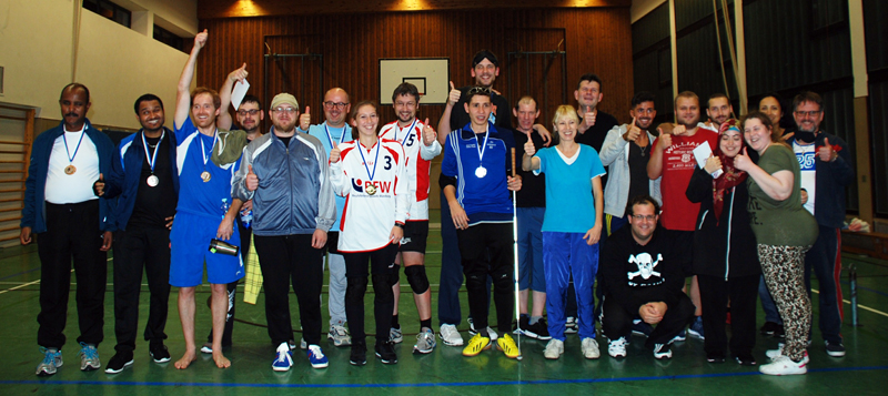 Mannschaftsbild mit allen Teilnehmern des Torballturniers nach der Siegerehrung in der BFW-Sporthalle Mannschaftsbild mit allen Teilnehmern des Torballturniers nach der Siegerehrung in der BFW-Sporthalle