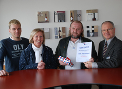 Foto von der Übergabe der Urkunde