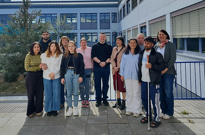 Gruppenfoto der Teilnehmenden mit den Ausbilder*innen