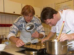 Foto der Teilnehmer beim Kochen