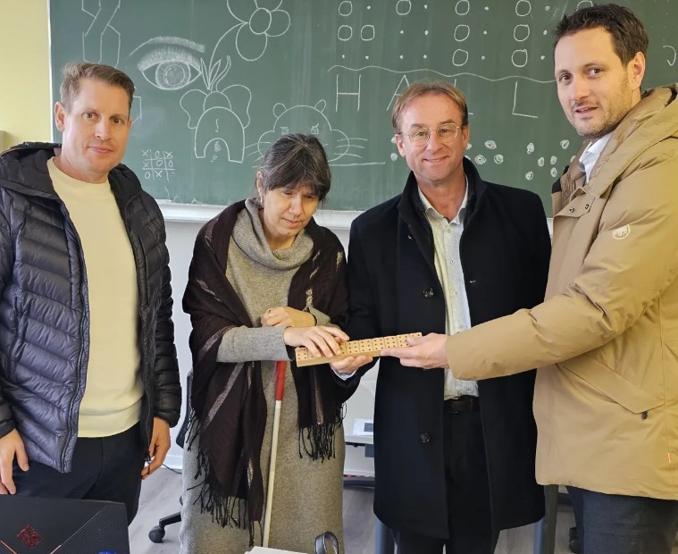 Bei einem Termin 
        im Berufsförderungswerk (BFW) in Veitshöchheim bekamen der Bürgerbeauftragte der Bayerischen Staatsregierung, Wolfgang
        Fackler, MdL (3. v. l.) und Stimmkreisabgeordneter Björn Jungbauer (rechts) von Geschäftsführerin Judith Faltl (2. v. l.) und
        Abteilungsleiter Thomas Schmitt auch die die Grundzüge der Braille-Schrift vorgestellt