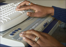 Hände auf einer Braillezeile Foto Hände auf einer Braillezeile