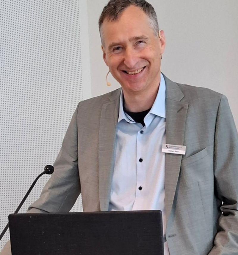 Rainer Brell am Rednerpult Rainer Brell am Rednerpult