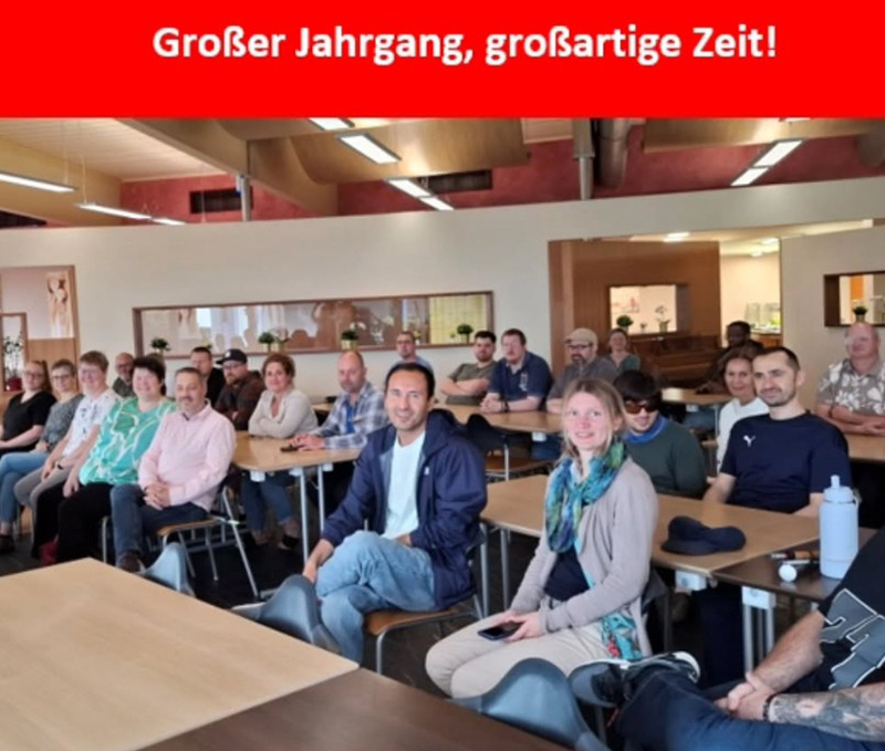 Die erfolgreichen Absolvent*innen bei der Zeugnisübergabe im Casino Die erfolgreichen Absolvent*innen bei der Zeugnisübergabe im Casino