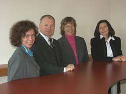 Foto Renate Groß-Fiebig und Dr. Claudia Lanig-Heese mit Geschäftsführung