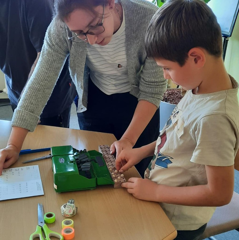 Besucherkind beim Braille-Workshop Besucherkind beim Braille-Workshop