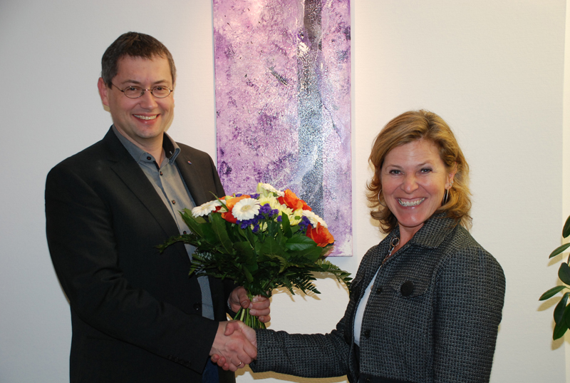 Lässt Blumen sprechen. Geschäftsführer Christoph Wutz begrüßt die neue Marketingverantwortliche Irene E. Girschner. Lässt Blumen sprechen. Geschäftsführer Christoph Wutz begrüßt die neue Marketingverantwortliche Irene E. Girschner.