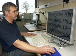 Foto Hartmut GRaf an seinem PC-Arbeitsplatz