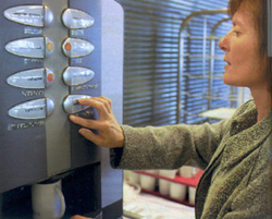 Herta Groh am Kaffeeautomaten