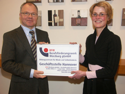 Foto Geschäftsführer Alfred Schulz und Daniela Reinhardt von der Geschäftsstelle Hannover
