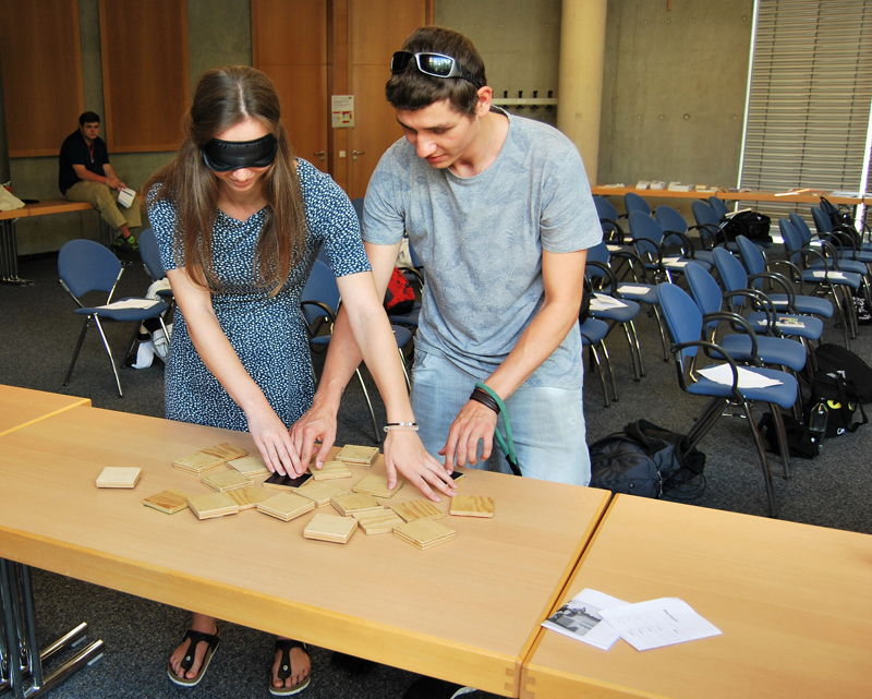 BFW-Auszubildende Katharina Schlagmüller mit Marco Kaulbars beim Puzzlen BFW-Auszubildende Katharina Schlagmüller mit Marco Kaulbars beim Puzzlen