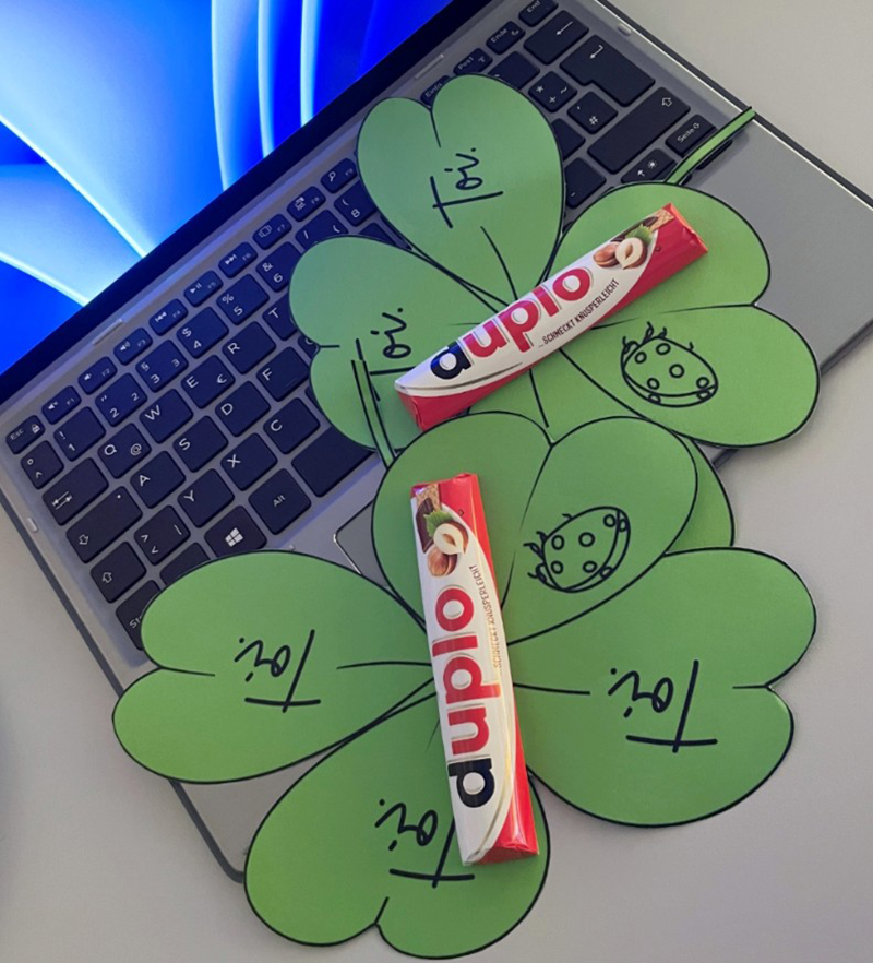 Notebook, auf dem zwei Duplo und ein Blatt mit guten Wünschen für die Prüfung liegen Notebook, auf dem zwei Duplo und ein Blatt mit guten Wünschen für die Prüfung liegen