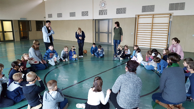 Die Grundschüler mit BFW Mitarbeiter Cem Acikgöz, Grundschullehrerin Susanne Kremer und BFW Ausbilderin Martina Junker Die Grundschüler mit BFW Mitarbeiter Cem Acikgöz, Grundschullehrerin Susanne Kremer und BFW Ausbilderin Martina Junker