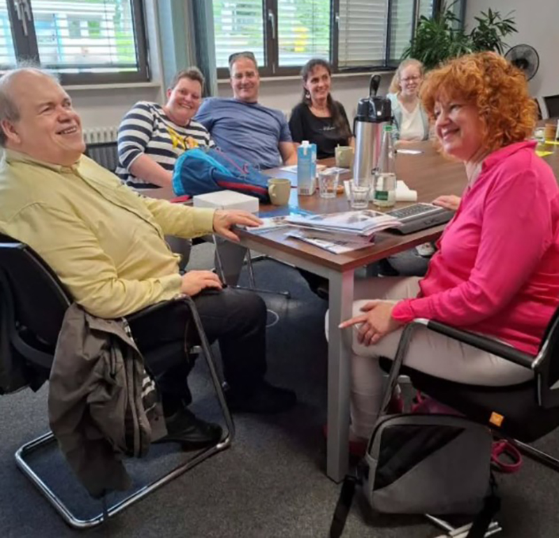 Leonore Dreves und Werner Wörder im Gespräch mit Teilnehmenden