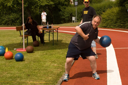 Foto vom Medizinball-Weitwurf