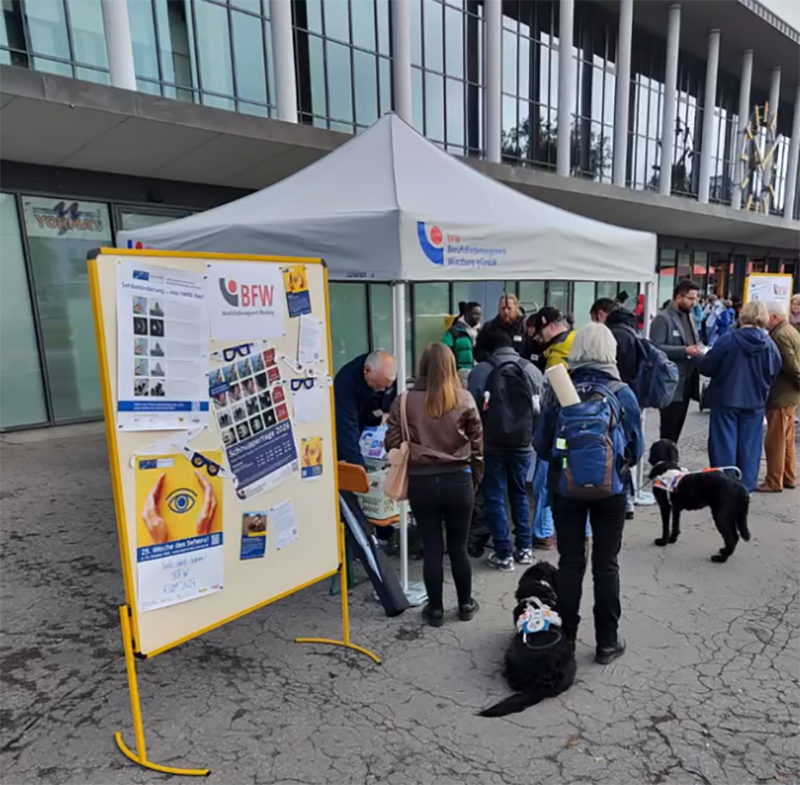Interessierte Besucher am Stand des BFW
